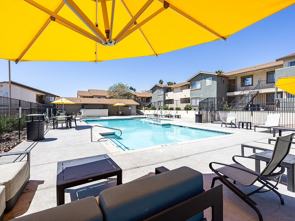 Poolside Lounge at Sunset Winds Apartments in Henderson, NV 89014