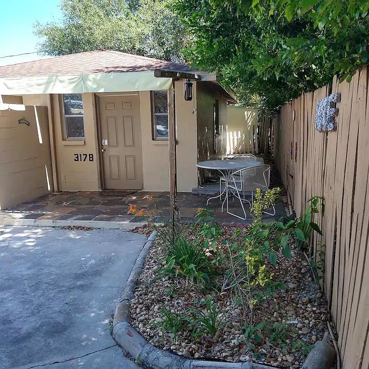 Cottage behind main house on 317 S Highland Ave. Clearwater. Quiet and secluded.