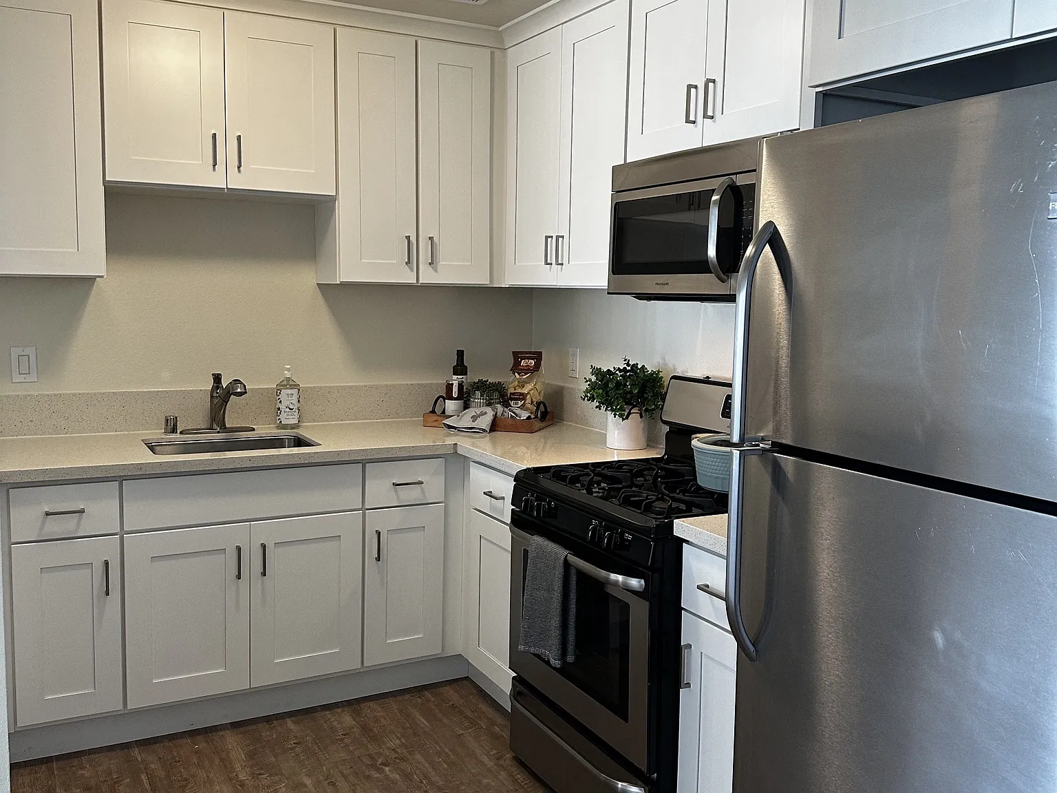Newport Seacrest Apartments — Photo 4