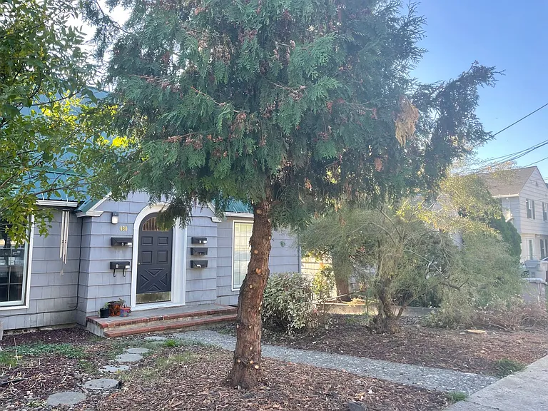 480 NE Maiden Ln — Photo 3