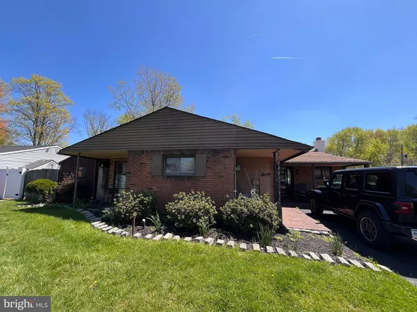 60 Yellowood Dr, Levittown, PA 19057