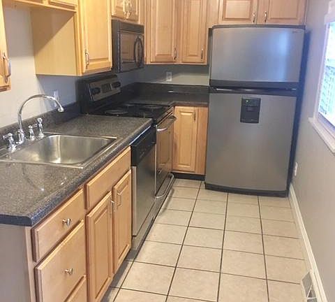 Galley Kitchen with full stainless appliance package, disposal, dishwasher, icemaker / water dispenser, lots of countertop space & storage, PLEASE call /text 412.897.0330