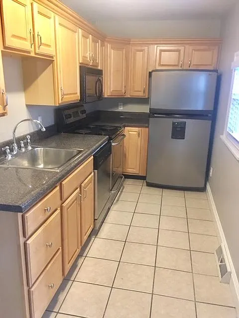 Galley Kitchen with full stainless appliance package, disposal, dishwasher, icemaker / water dispenser, lots of countertop space & storage, PLEASE call /text 412.897.0330