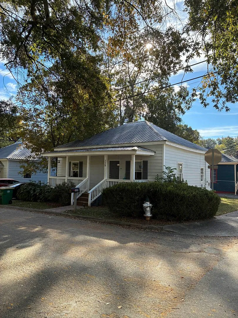 2 Bedroom/1 Bathroom House in New Town — Photo 1