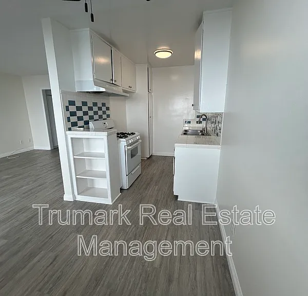 1811 Huntington Dr #2 — Photo 2