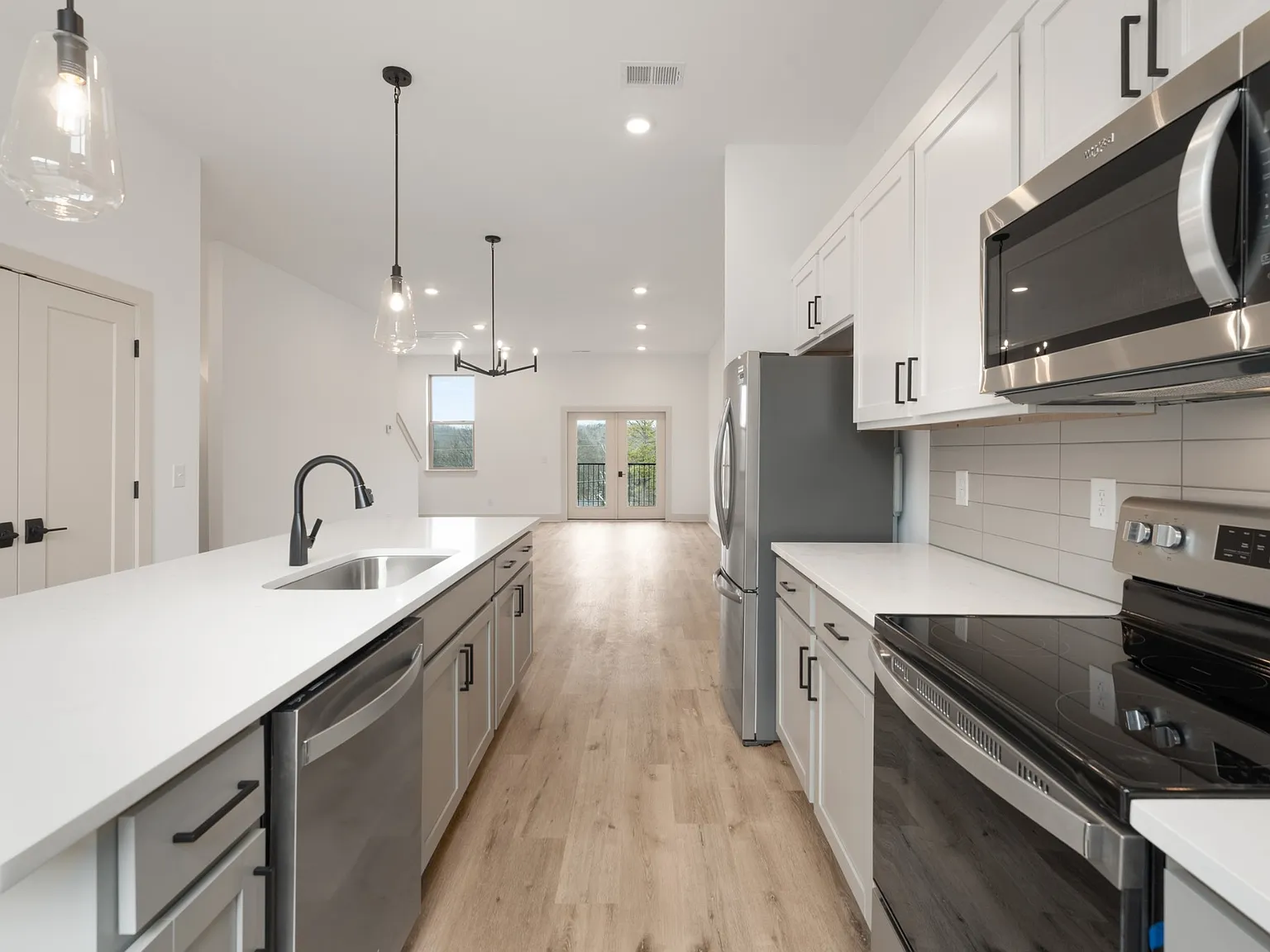 3 bed, 3.5 bath, 2099 sqft, $2,999 — Photo 2