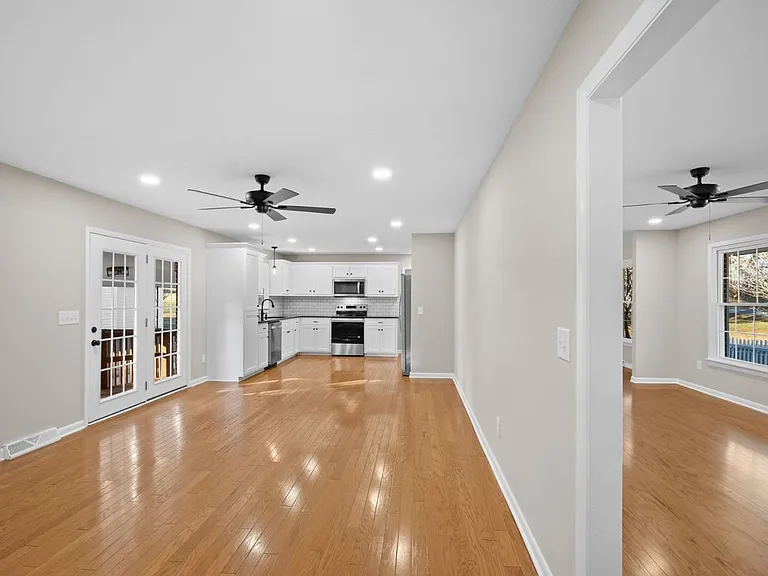 215 Hill St — Photo 4