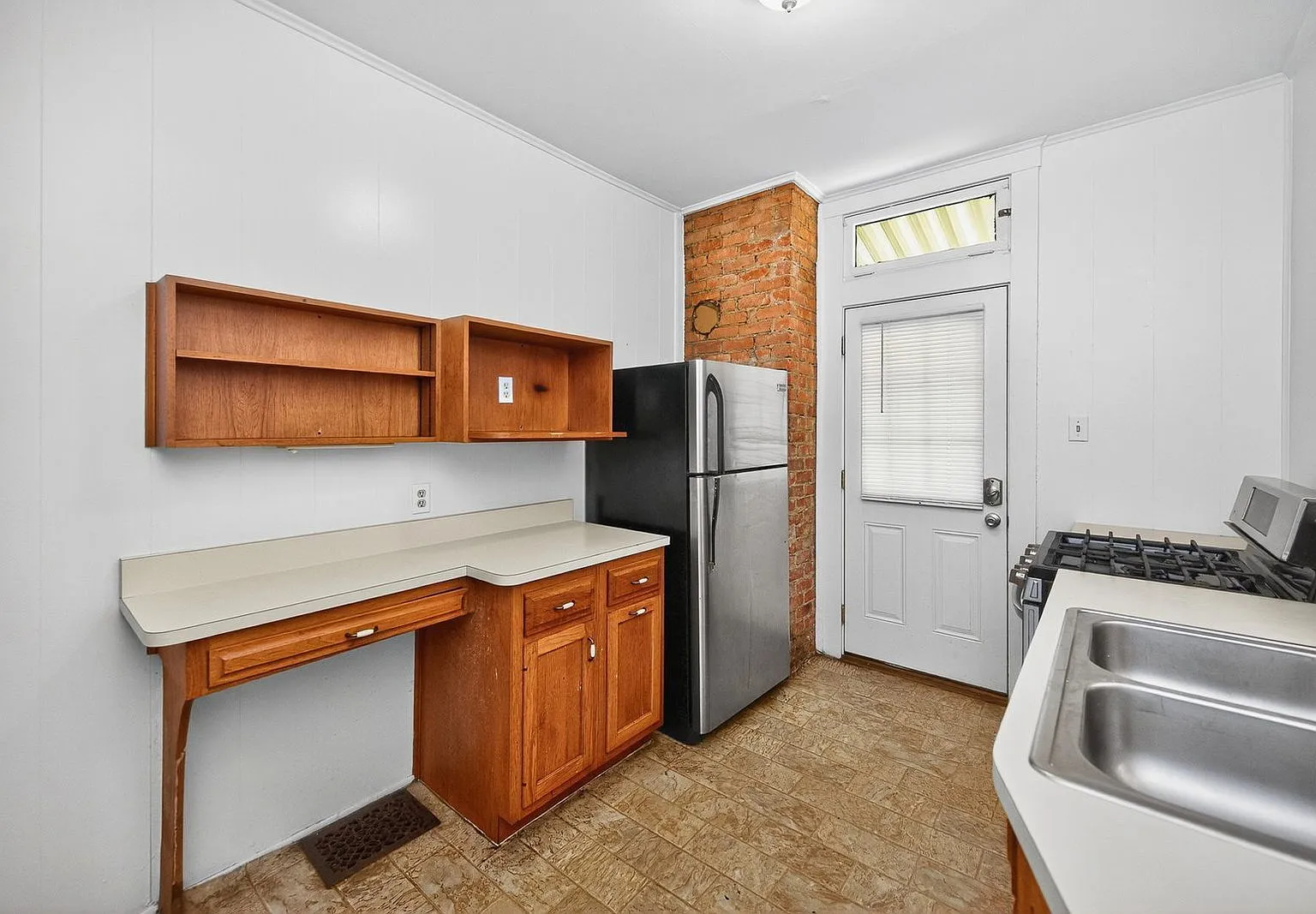 4 bed, 1.0 bath, 2000 sqft, $1,980 — Photo 3