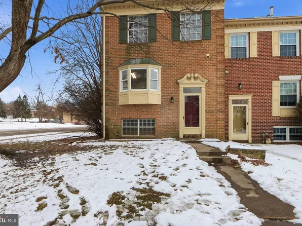 2 Valley Crossing Cir, Cockeysville, MD 21030