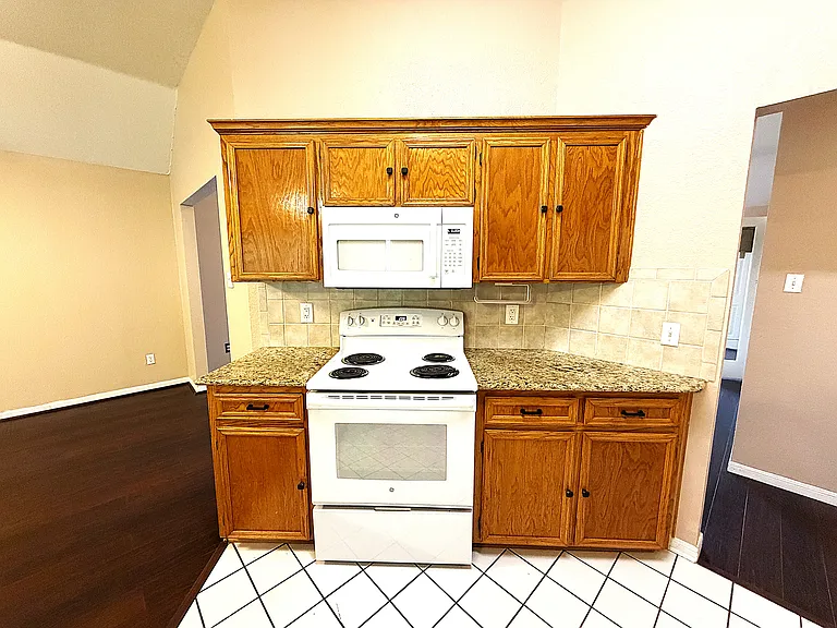 405 Gina Dr — Photo 9
