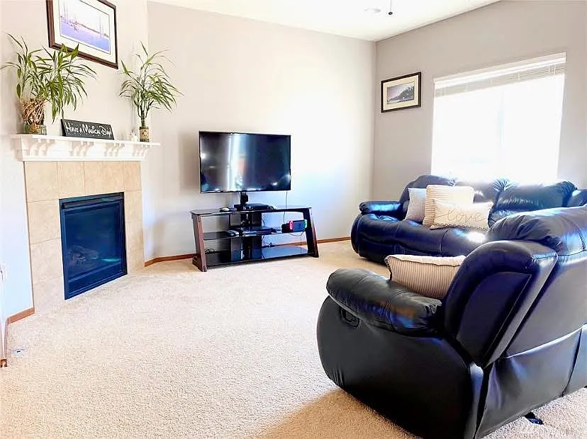 3 bed, 2.5 bath, 2099 sqft, $3,400 — Photo 2