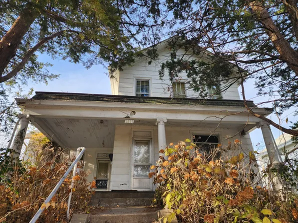 1211 E 2nd St, Muscatine, IA 52761