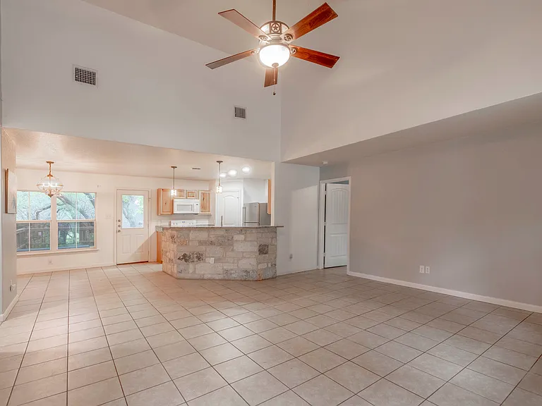1015 Twin Deer Ln — Photo 9