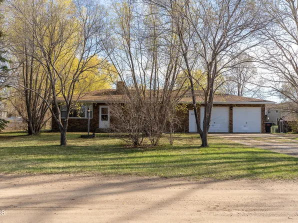 7013 Snappy Ln, Bismarck, ND 58504