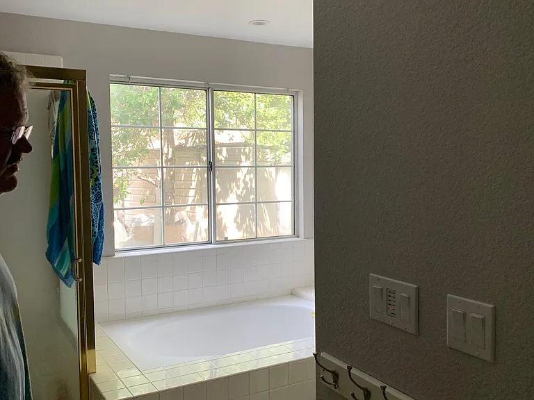 main bedroom shower, tub