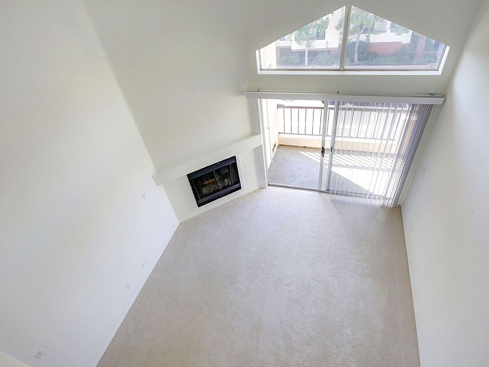 1st image of 5530 Owensmouth Ave APT 328