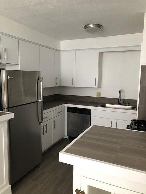 1st image of 410 E 6th St