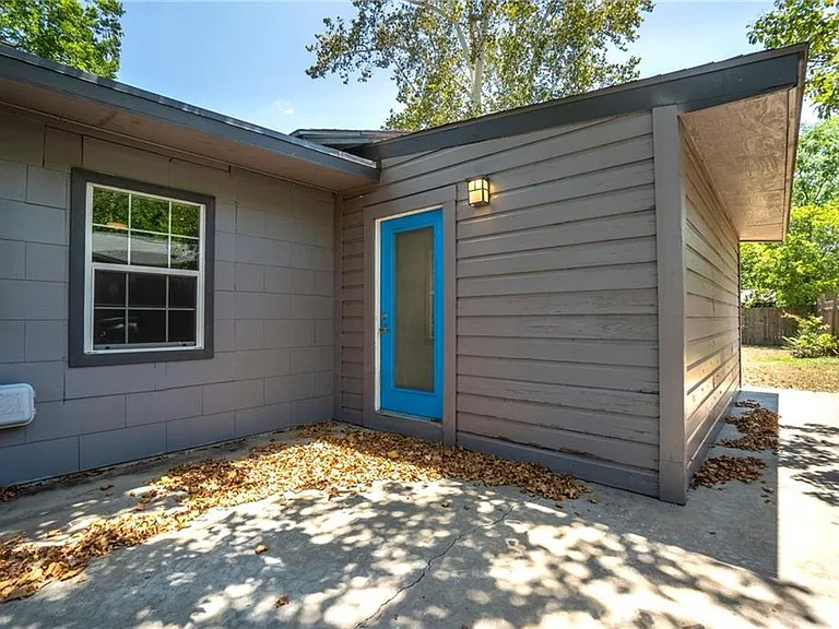 2105 Fortview Rd — Photo 3
