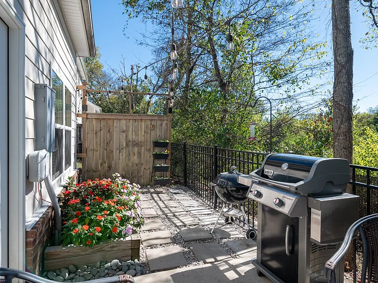 1022 Emery Bay Cir — Photo 27