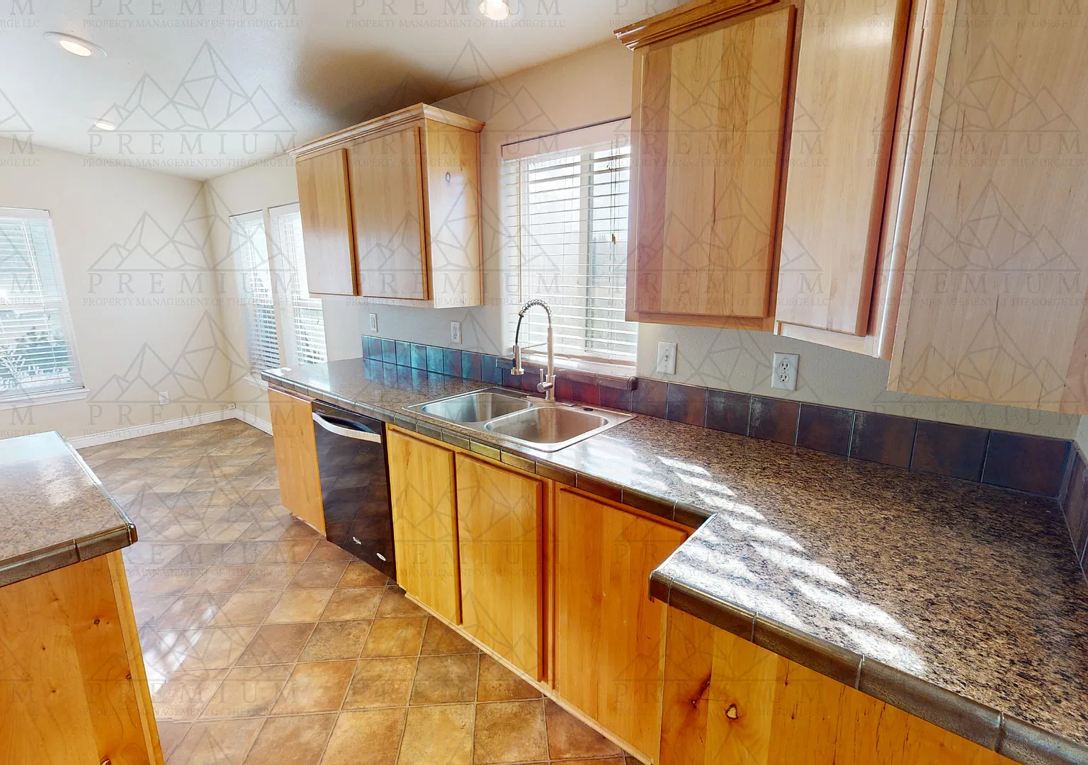3 Bedroom 2 Bathroom - Hood River — Photo 3