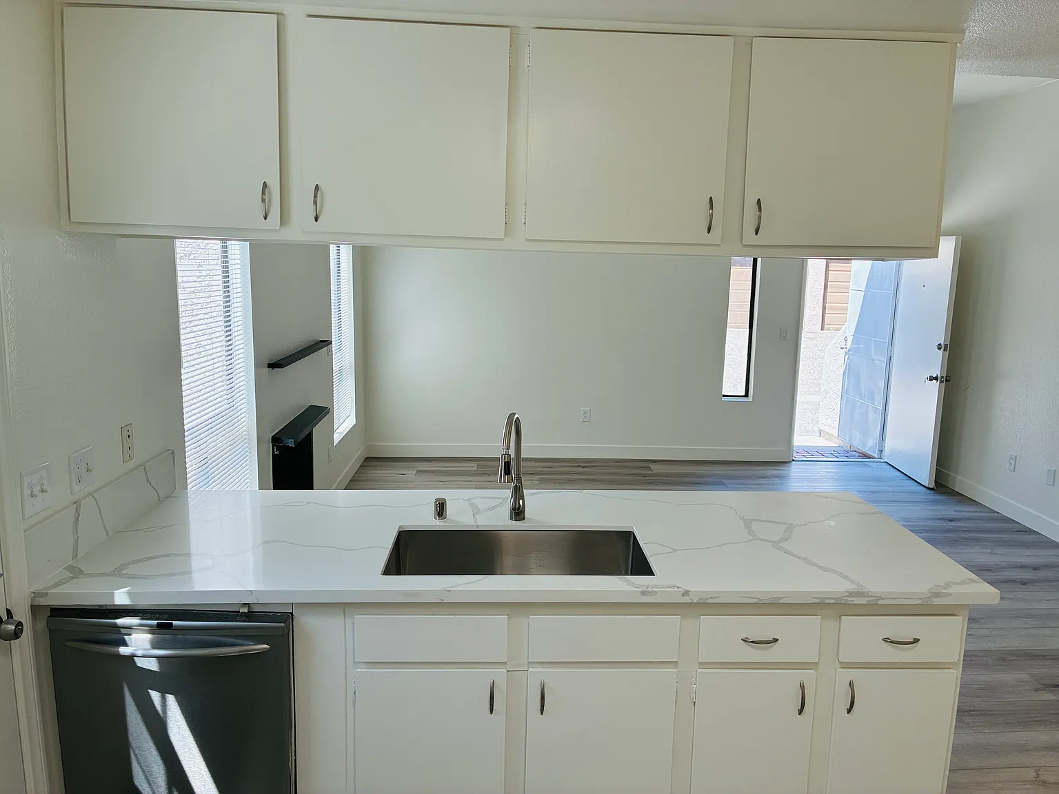 2 bed, 1100 sqft, $2,875 — Photo 3