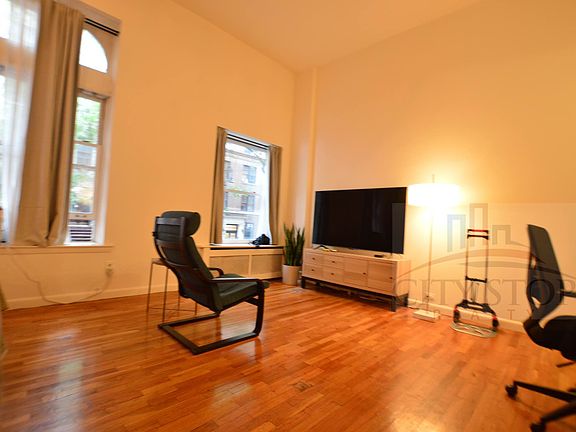 3rd image of 107 W 69th St APT 1
