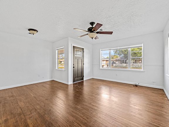 3rd image of 702 S Circle Dr