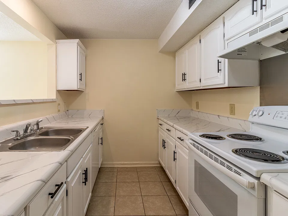 Full kitchen (newly updated) and equipped with stove/oven, dishwasher and a large fridge.
