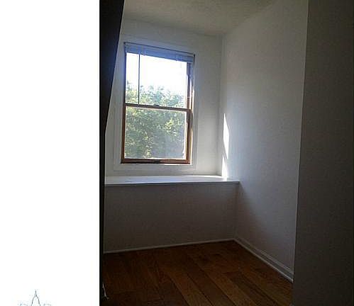 3rd image of 1211 E Daisy Ln