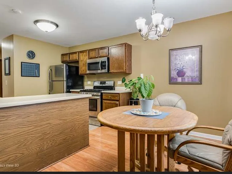 249 Brittany Dr — Photo 4
