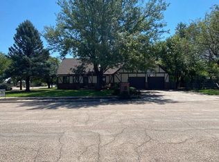 1018 Crestline Dr, Garden City, KS 67846