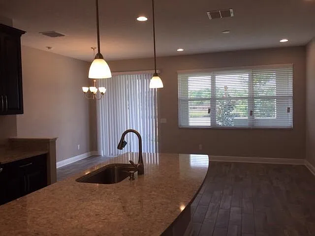 3 bed, 2.5 bath, 1637 sqft, $2,500 — Photo 4