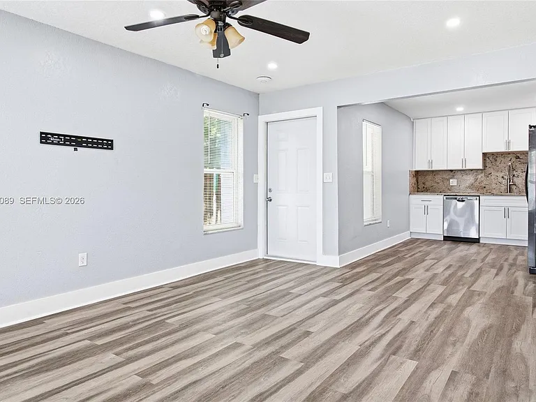 610 SW 2nd Ave #1 — Photo 9
