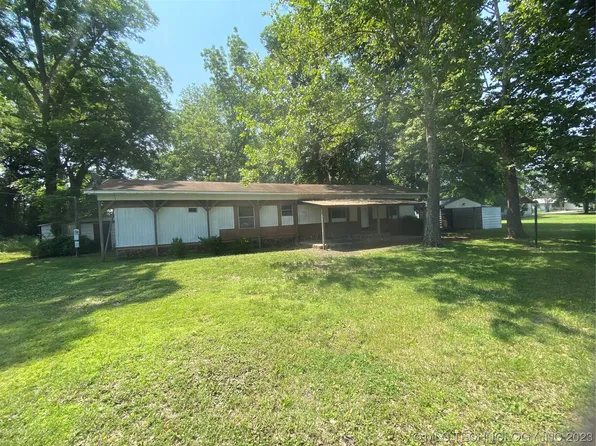 214 SE Railroad St, Gore, OK 74435