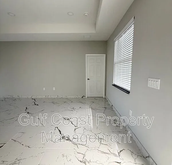 2216 NE 10th Pl — Photo 7