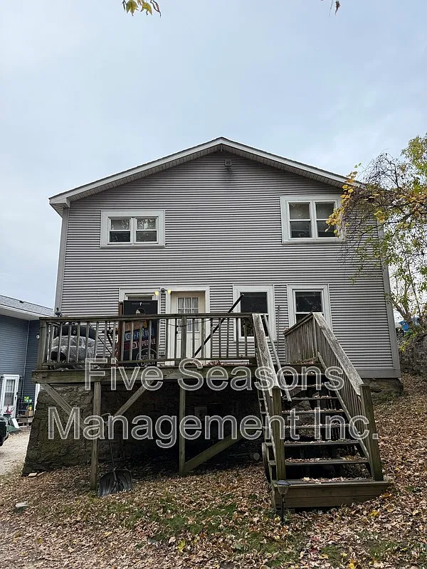 3 bed, 1.0 bath, 1000 sqft, $2,700 — Photo 2