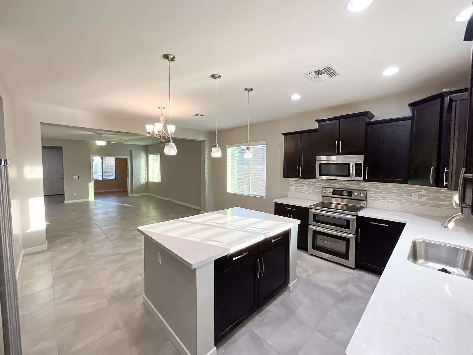 4 bed, 2.0 bath, 2089 sqft, $2,600 — Photo 4