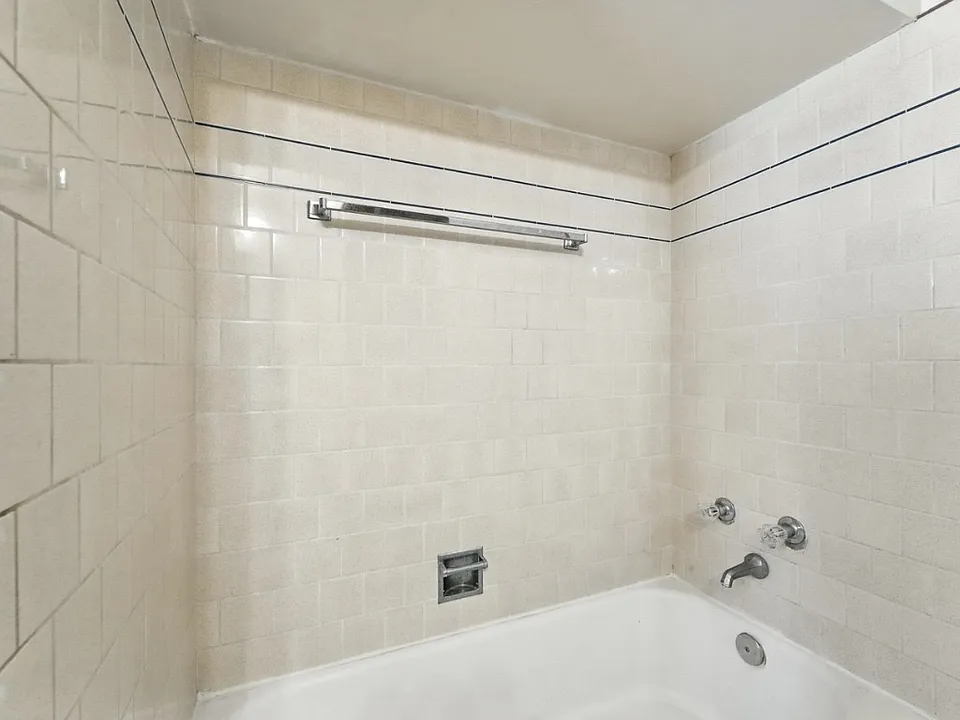 151 W 18th St #5