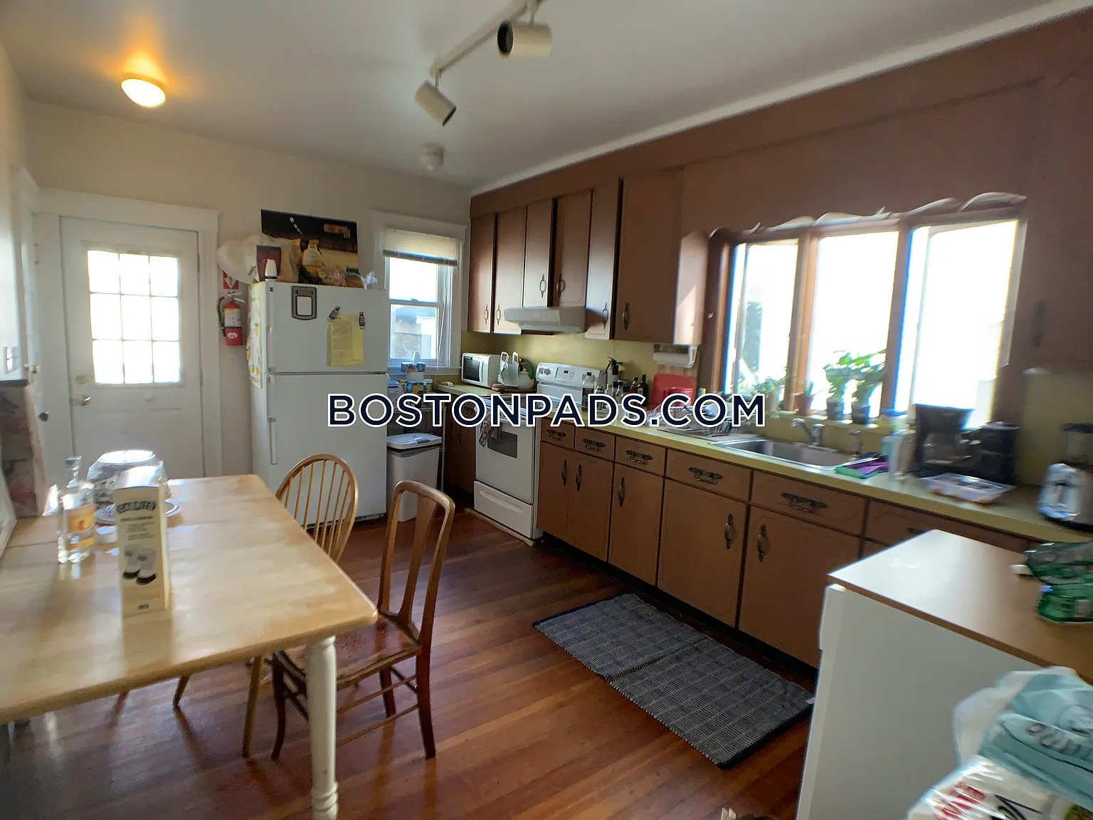 4 bed, 9999 sqft, $5,400 — Photo 2