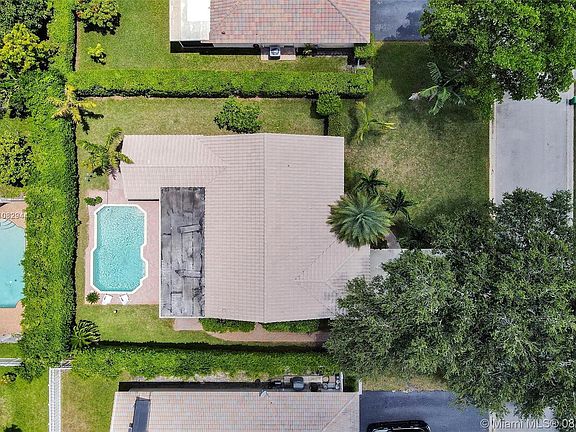 4th image of 10725 NW 19th St