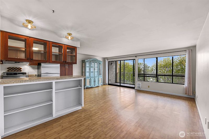 4th image of 414 Boulevard #105
