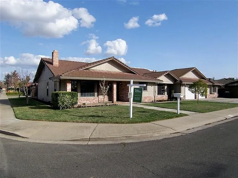 1308 Oakridge Dr photo 1