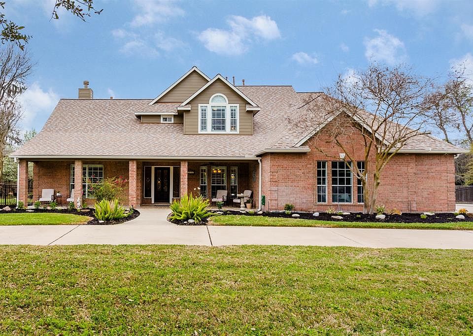CAN'T MAKE IT OUT TO VIEW THIS HOME? CALL US AND WE WILL BE HAPPY TO PROVIDE YOU A PRIVATE TOUR VIA FACETIME/SKYPE! Beautiful 5/4.5/3 home located in Brazoswood Estates in Richmond, TX. The property is gorgeous inside and out and sits at the end of a