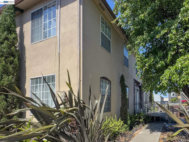 2716 Adeline St — Photo 4