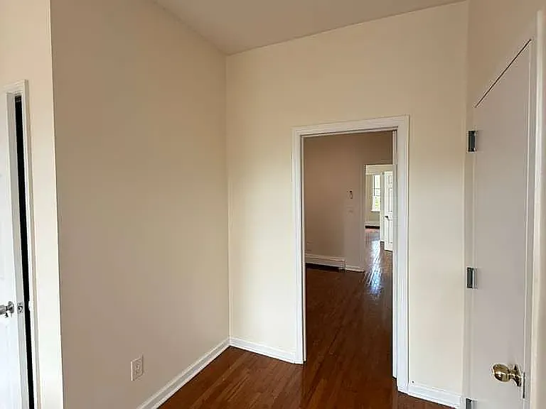 448 Wyona St #3R — Photo 5