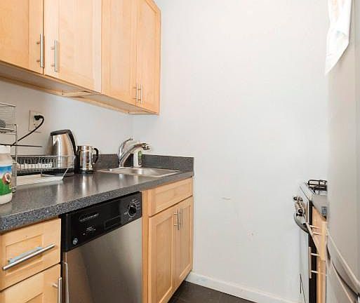 4th image of 212 E 77th St APT 1-C