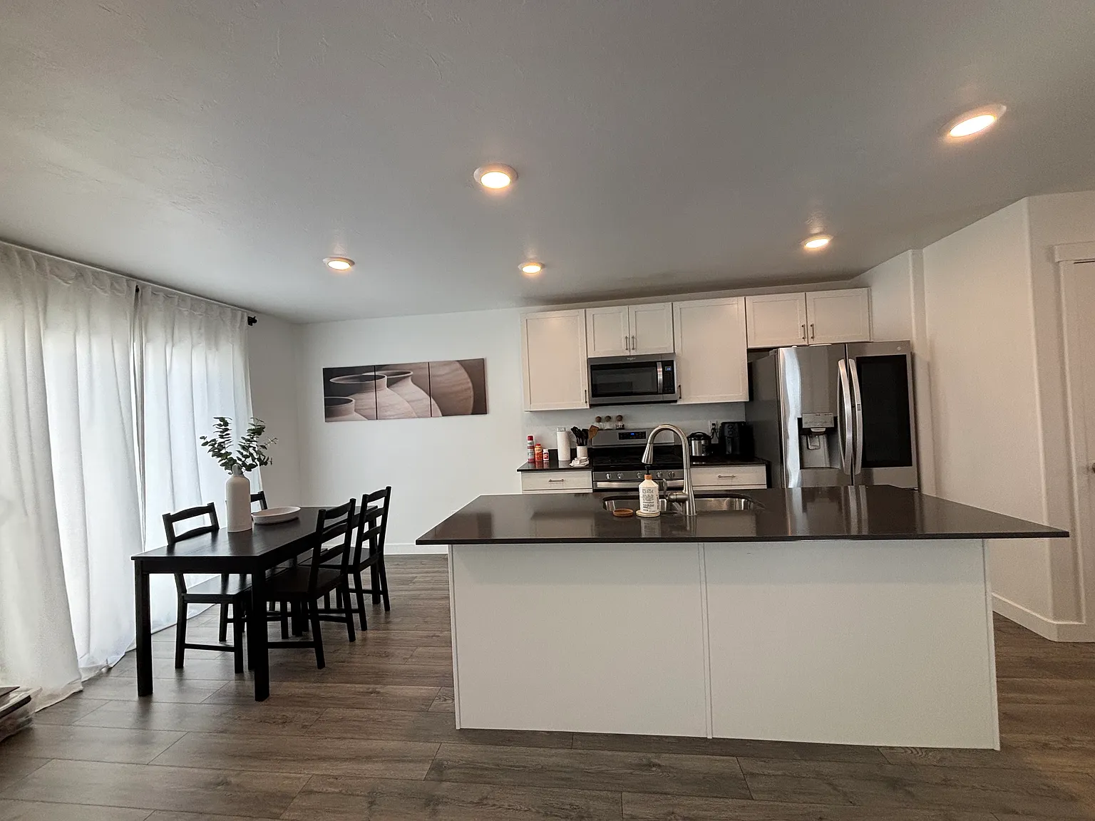 3 bed, 2187 sqft, $2,300 — Photo 4