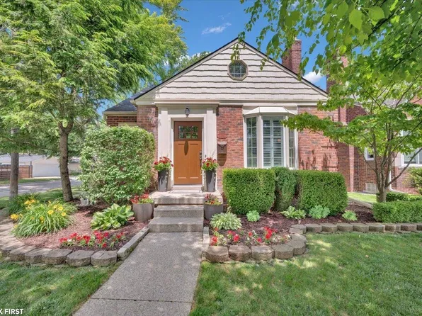 2080 Beaufait Dr, Grosse Pointe Woods, MI 48236