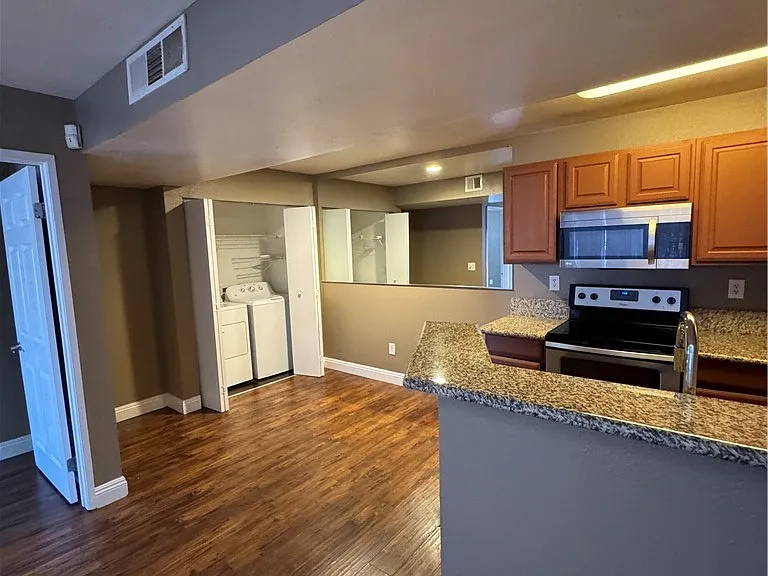 5146 S Jones Blvd #201 — Photo 22
