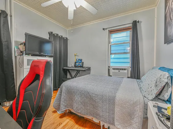 1426 Saint Lawrence Avenue image 9 of 17